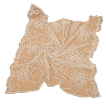 Памучен квадратен шал с деликатна дантелена бродерия в стил Морі