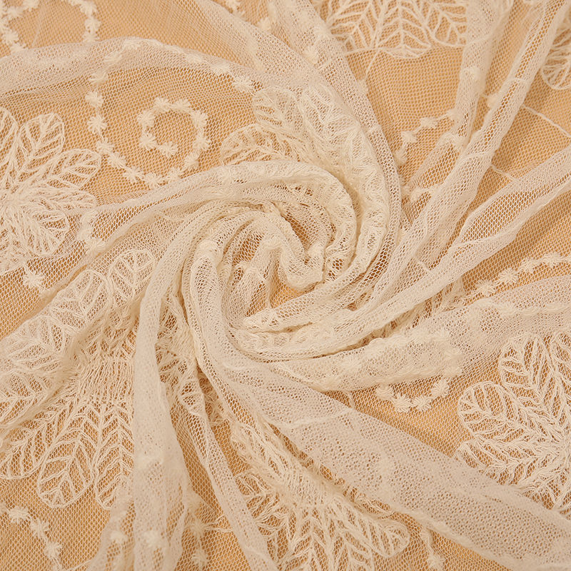 Памучен квадратен шал с деликатна дантелена бродерия в стил Морі