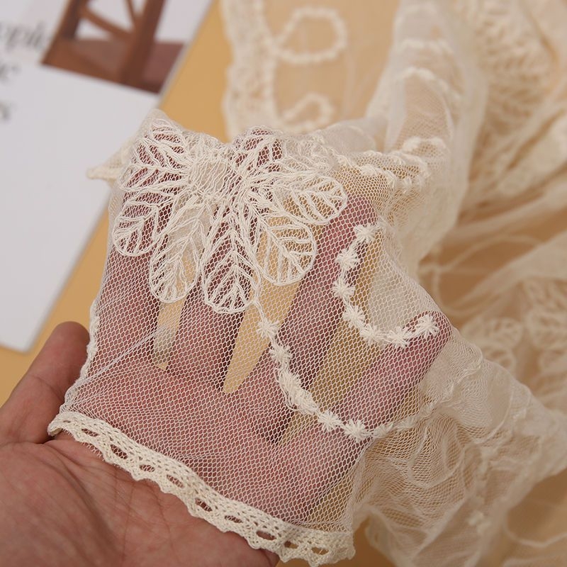 Памучен квадратен шал с деликатна дантелена бродерия в стил Морі