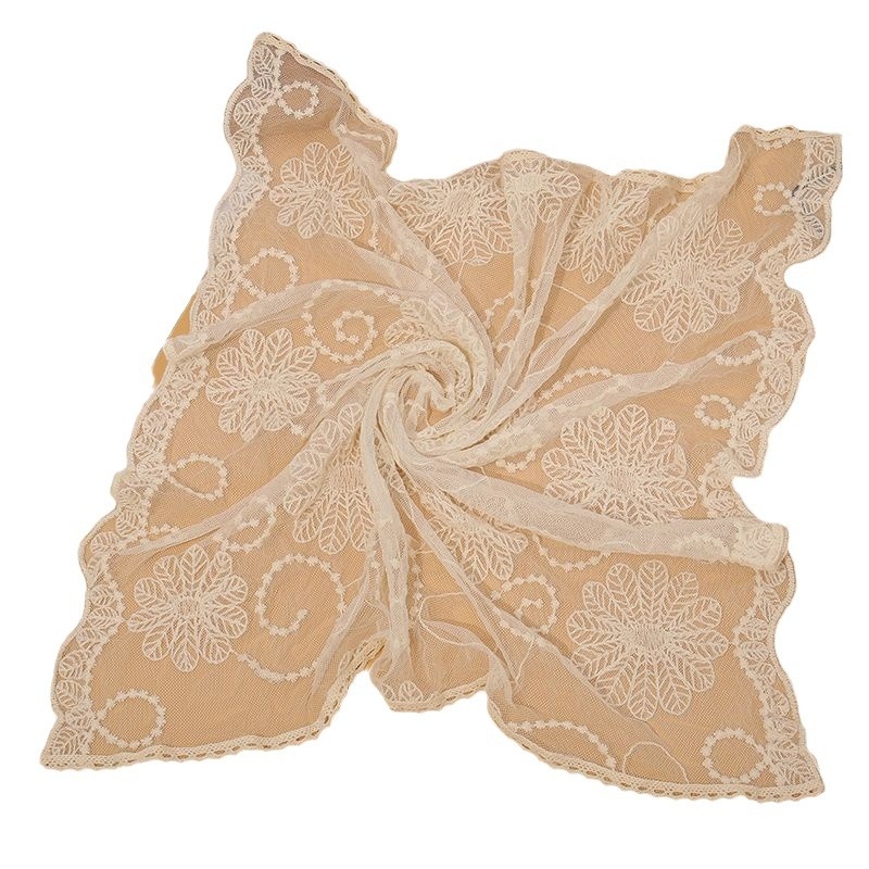 Памучен квадратен шал с деликатна дантелена бродерия в стил Морі