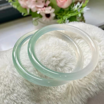 Achátový náramok s lešteným povrchom, retro dizajn, štýl literatúra a umenie retro