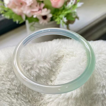 Achátový náramok s lešteným povrchom, retro dizajn, štýl literatúra a umenie retro