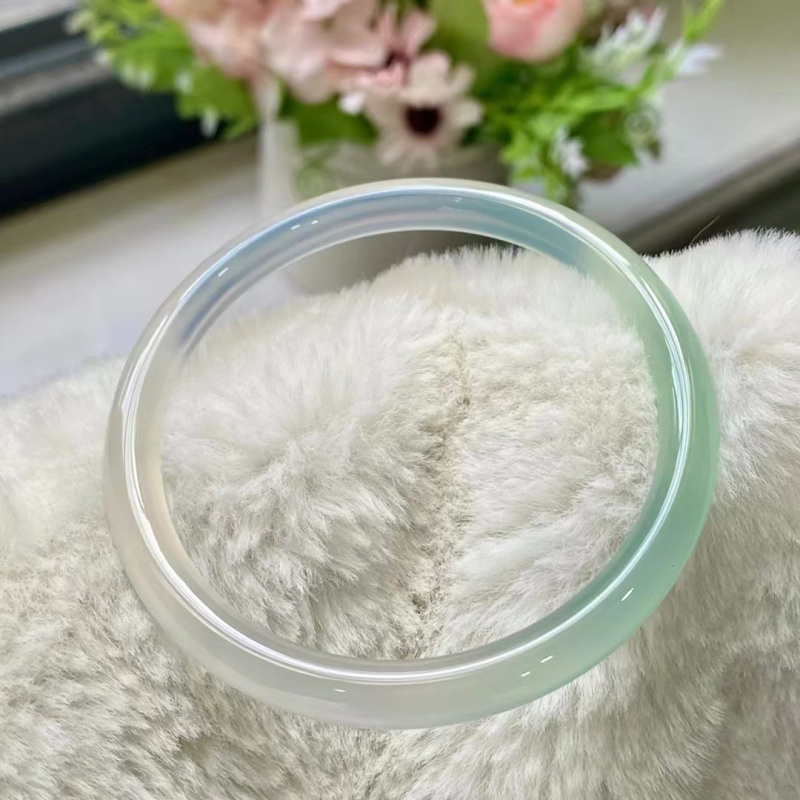 Achátový náramok s lešteným povrchom, retro dizajn, štýl literatúra a umenie retro