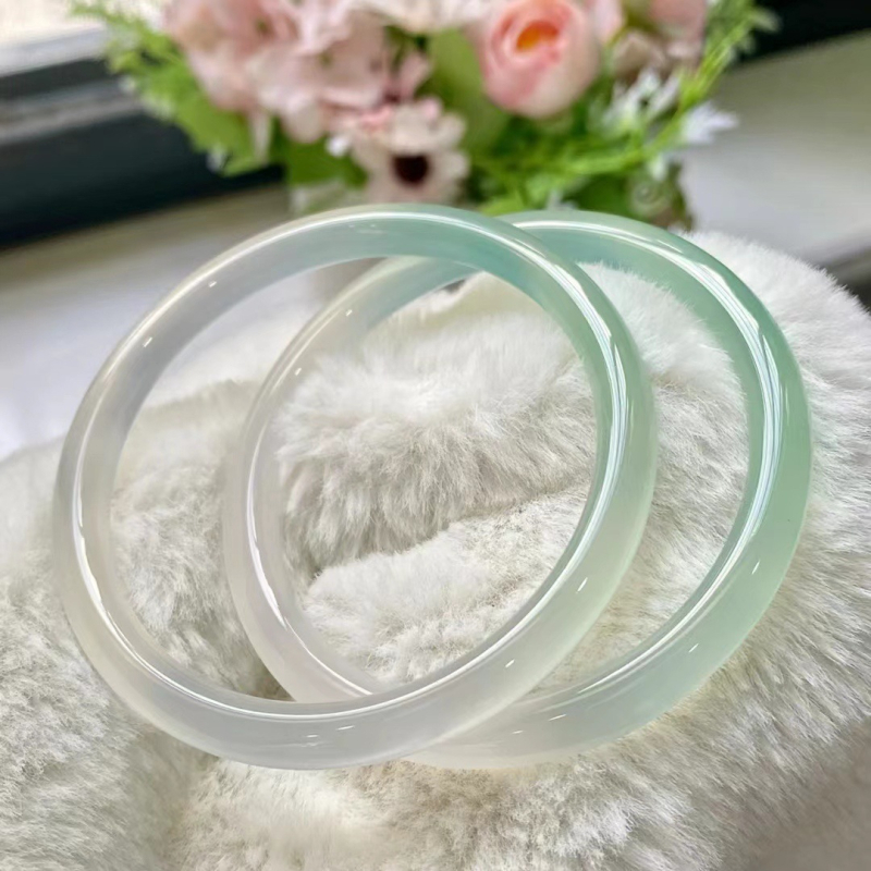 Achátový náramok s lešteným povrchom, retro dizajn, štýl literatúra a umenie retro