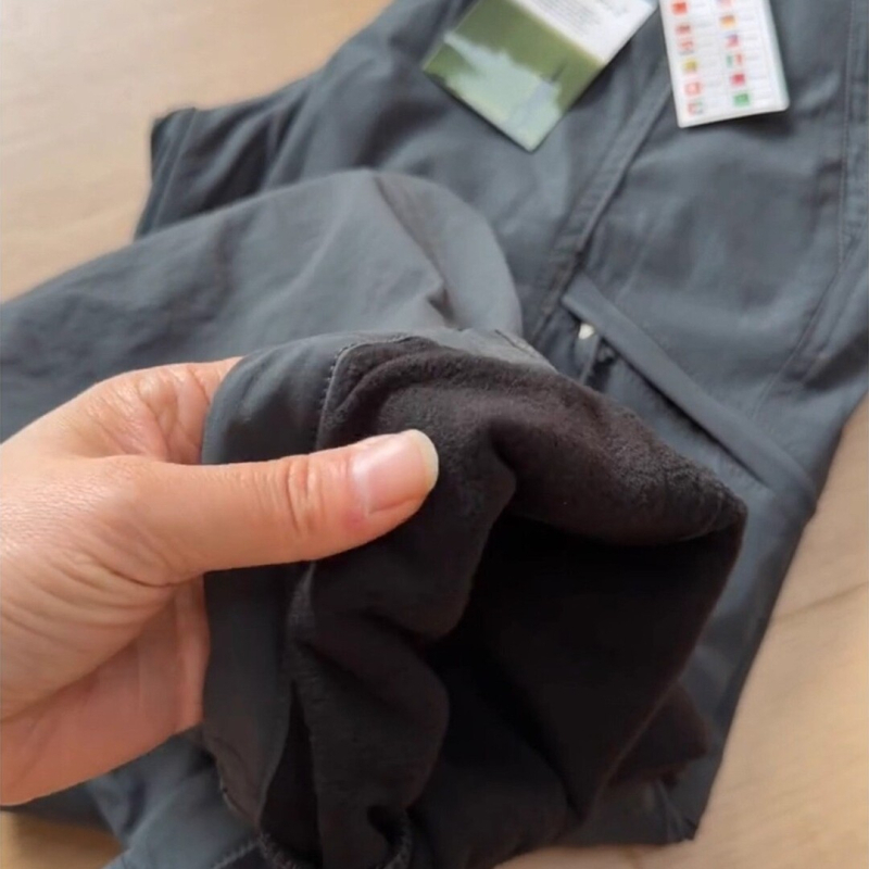 Muške američkog stila soft-shell cargo hlače s flisom, otporne na vjetar i hladnoću, materijal poliester/akril.