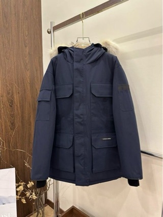 Ženska down jakna s Punjenjem od bijelog patka, ovratnik od krzna rakuna (uklonjiv), ultra kratka dužina (do 40 cm), tkanina od spandeksa.