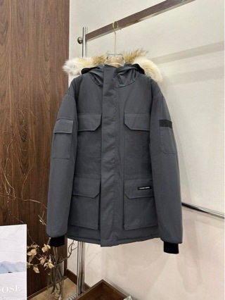 Ženska down jakna s Punjenjem od bijelog patka, ovratnik od krzna rakuna (uklonjiv), ultra kratka dužina (do 40 cm), tkanina od spandeksa.