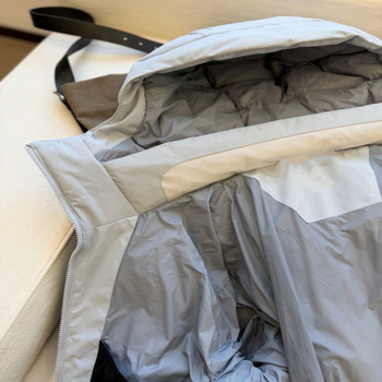 Unisex jakna s perjem od bijele patke, sadržaj perja 66–70%, punjenje 301–350 g, kapuljača, slobodan kroj