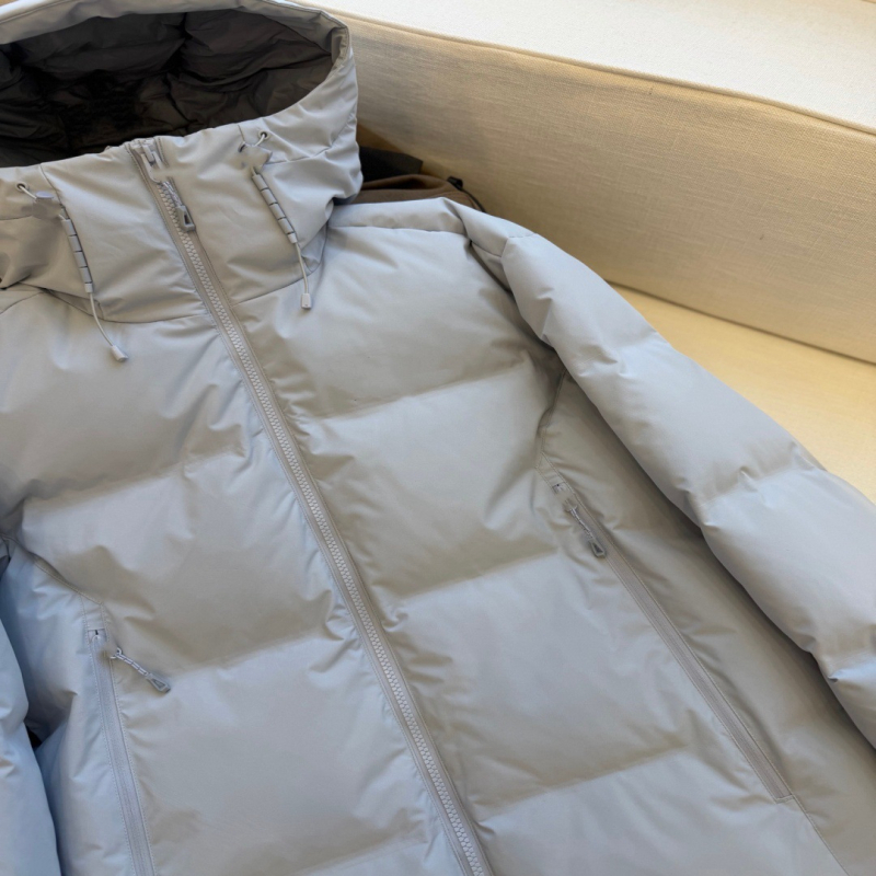 Unisex jakna s perjem od bijele patke, sadržaj perja 66–70%, punjenje 301–350 g, kapuljača, slobodan kroj