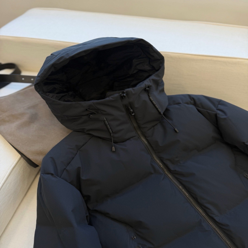 Unisex jakna s perjem od bijele patke, sadržaj perja 66–70%, punjenje 301–350 g, kapuljača, slobodan kroj