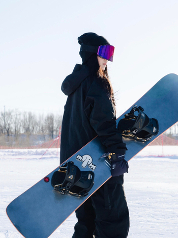 Kivehető vállpántos snowboard nadrág — vízálló, szélálló és kopásálló; Oxford anyag horizontális csíkokkal, poliészter >95%.