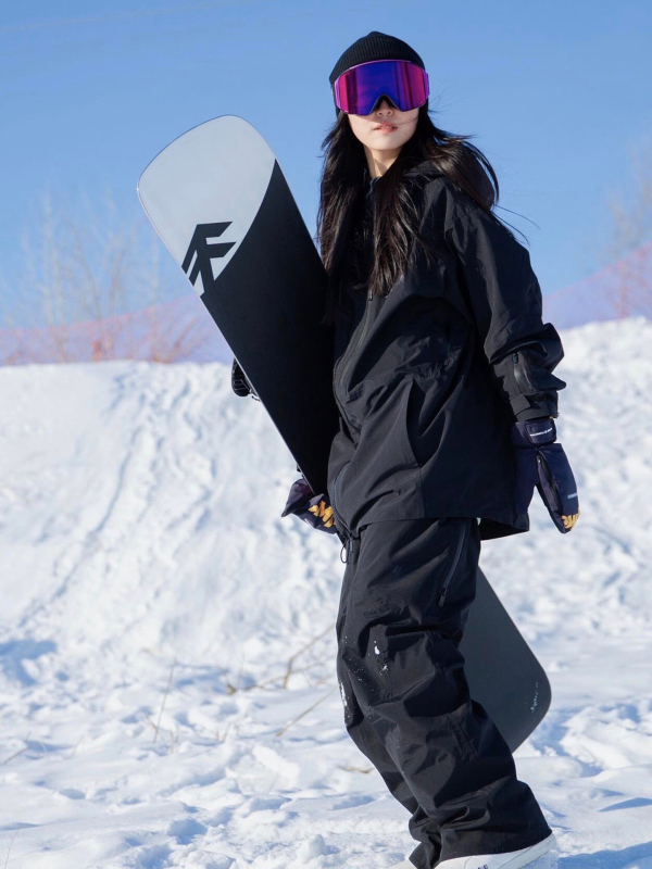 Kivehető vállpántos snowboard nadrág — vízálló, szélálló és kopásálló; Oxford anyag horizontális csíkokkal, poliészter >95%.