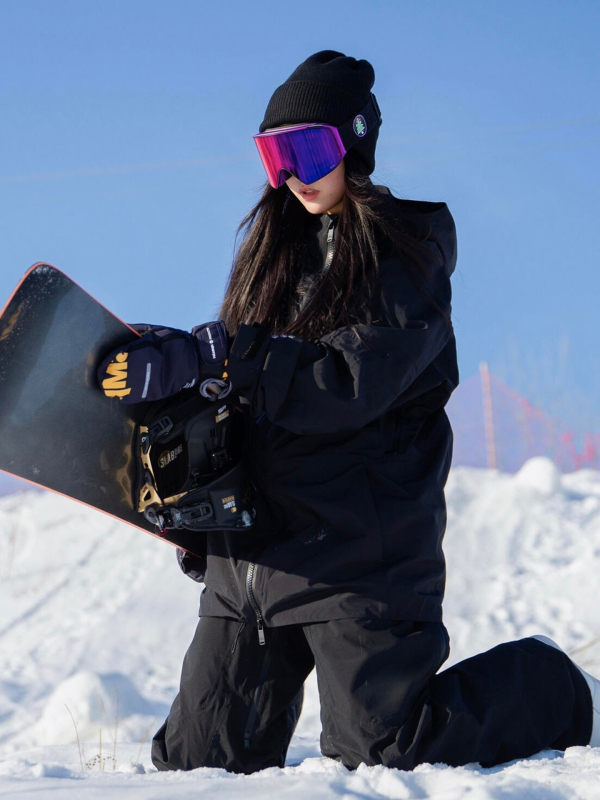 Kivehető vállpántos snowboard nadrág — vízálló, szélálló és kopásálló; Oxford anyag horizontális csíkokkal, poliészter >95%.