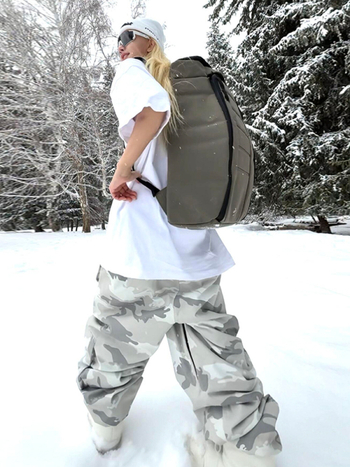 Síruha két részes készlet: kabát és nadrág – meleg, vízálló, szélvédett, légáteresztő, kopásálló.