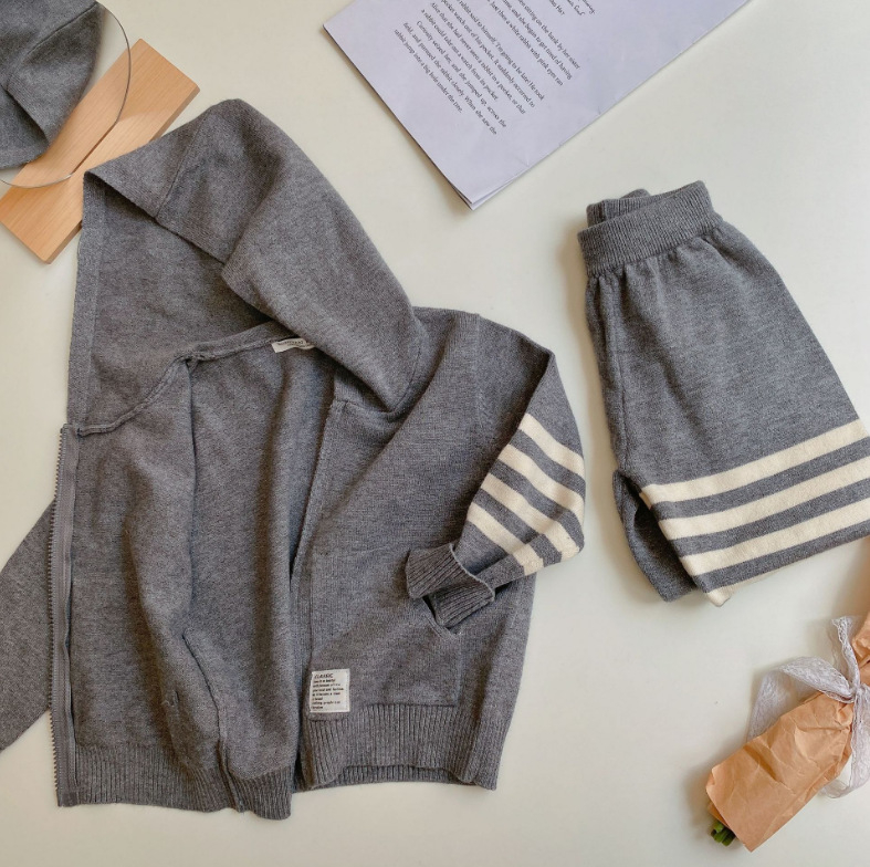 Dječji dvodijelni set: pleteni džemper s kapuljom i hlače, prugasti uzorak, debeli pleteni materijal, 95% pamuka