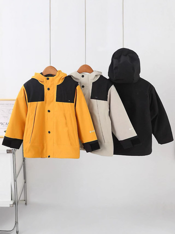 Vaikų gobtuvinė striukė su fleece pamušalu, kvėpuojanti, vėją atspari, 100% poliesteris, vandeniui atspari iki 1000 mm, skirta 7–12 metų, modelis 5201