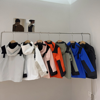 Bērnu ūdensizturīga kapucēta jaka ar izšuvumiem burtiem, no poliestera, vecuma 7–12 gadi