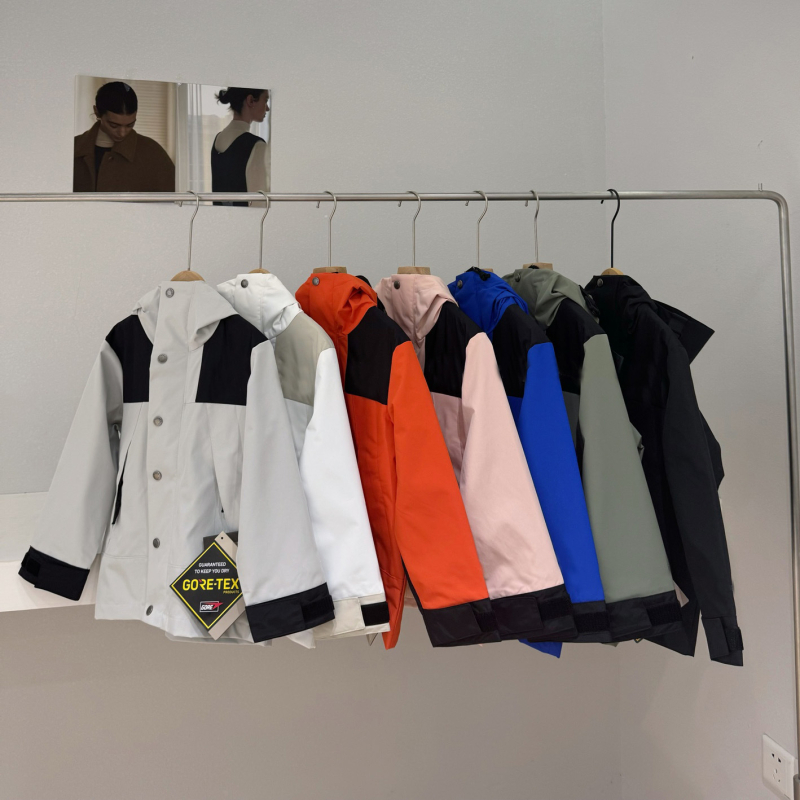 Bērnu ūdensizturīga kapucēta jaka ar izšuvumiem burtiem, no poliestera, vecuma 7–12 gadi