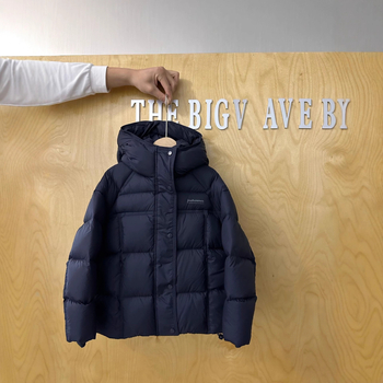 Gyerekeknek szóló háromvédős kapucnis pehelydzseki, 86–90% fehér kacsapehely töltet, külső nylon anyag és bélés nylon, laza szabás