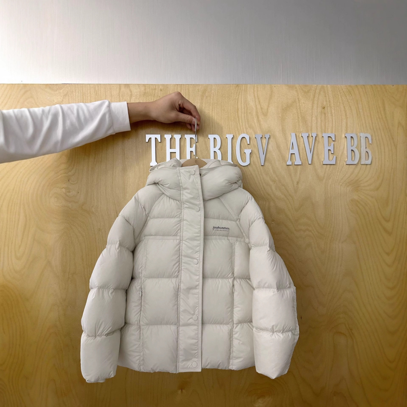 Gyerekeknek szóló háromvédős kapucnis pehelydzseki, 86–90% fehér kacsapehely töltet, külső nylon anyag és bélés nylon, laza szabás