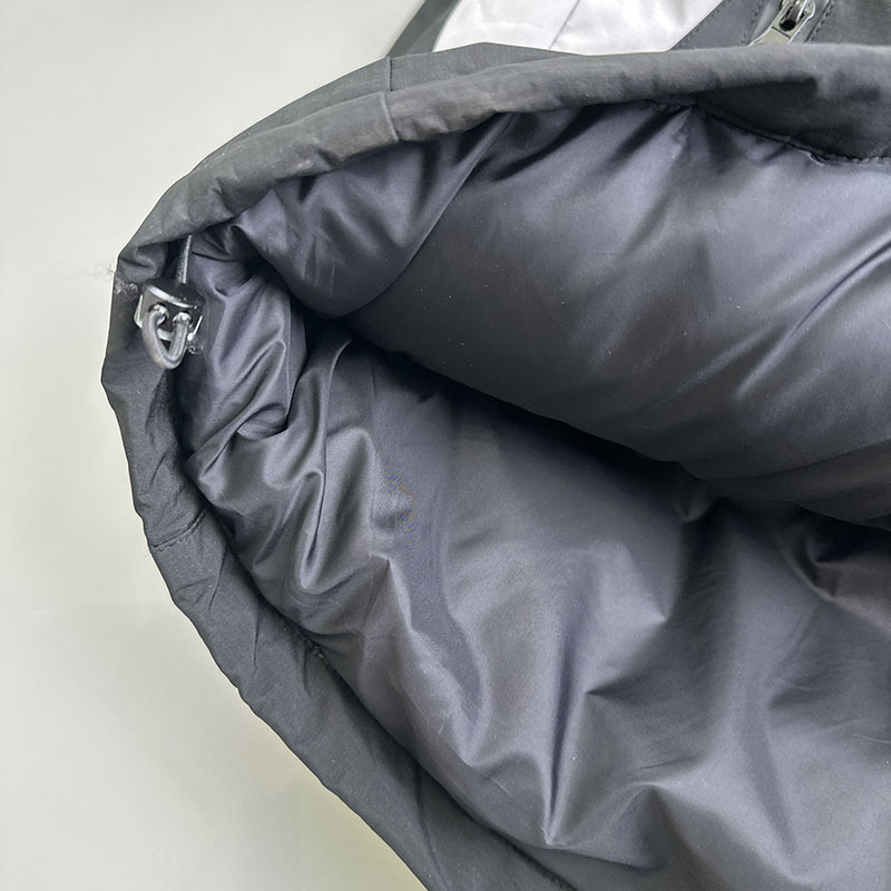 Gyerekeknek kapucnis pehelydzseki, töltet kacsa pehely 86–90%, lazó szabás, külső nylon, bélés poliészter, cipzár, tél 2025