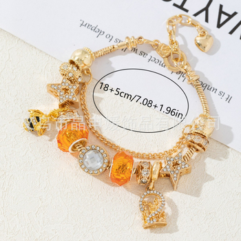 Karkötő – ötvözet, elektroplakált felület; uniszex dizájn; motívumok: vár, méh, ötágú csillag, óceán csillag kristályokkal.