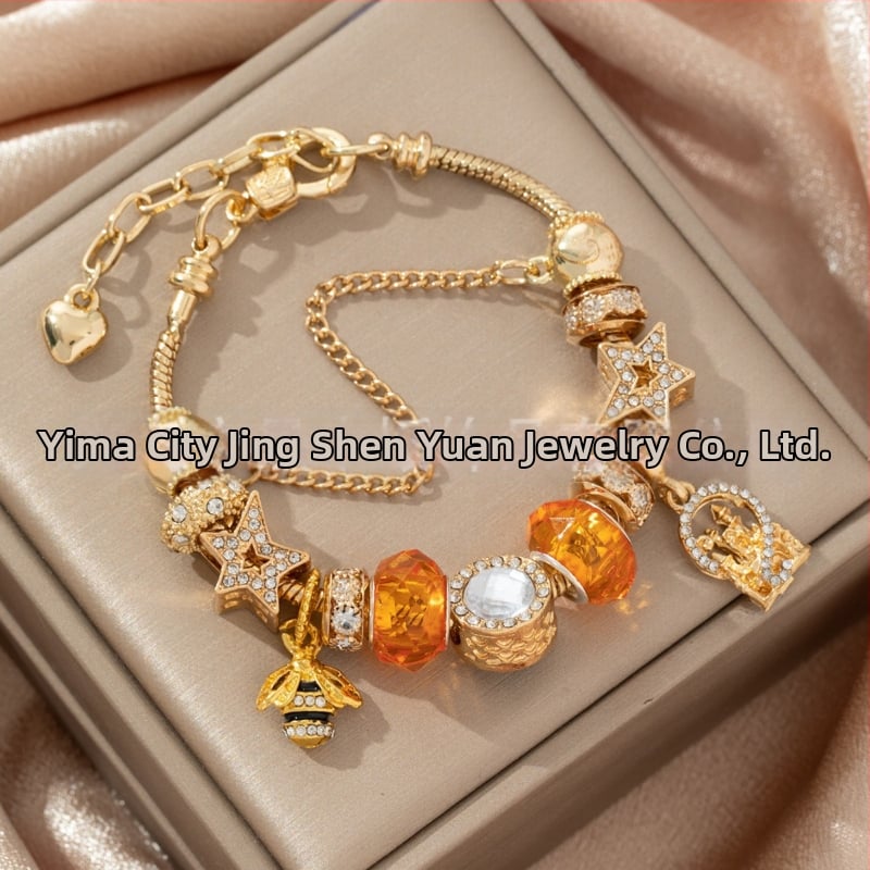 Karkötő – ötvözet, elektroplakált felület; uniszex dizájn; motívumok: vár, méh, ötágú csillag, óceán csillag kristályokkal.