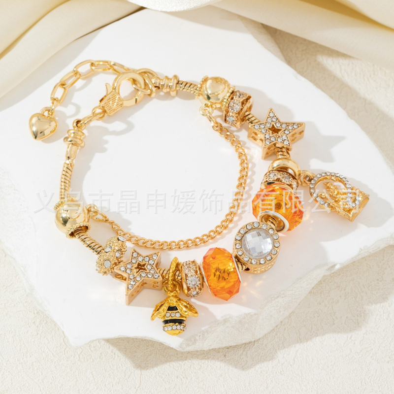 Karkötő – ötvözet, elektroplakált felület; uniszex dizájn; motívumok: vár, méh, ötágú csillag, óceán csillag kristályokkal.