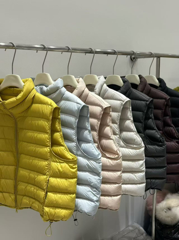 Ženska vesta od perja sa stojećim ovratnikom, vanjski materijal najlon, punilo kačje perje, sadržaj perja 86–90%, duljina 50–65 cm