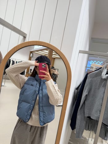 QD GROVE Ženska down vest s kariranim uzorkom, punjenje bijeli pačji down 86–90%, vanjska tkanina poliester, duljina standardna (50–65 cm), zima 2025, stil korejsko/japansko casual