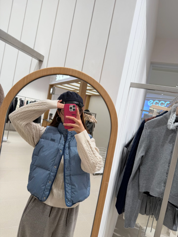 QD GROVE Ženska down vest s kariranim uzorkom, punjenje bijeli pačji down 86–90%, vanjska tkanina poliester, duljina standardna (50–65 cm), zima 2025, stil korejsko/japansko casual