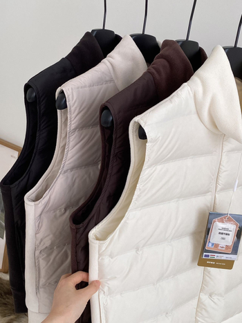 Ženski prsluk s perjem i fleece podstavnim okovom, zatvarač, poliester, debeli kroj, casual sportski stil, duljina 50–65 cm, jesen 2025