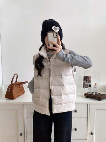 Ženski prsluk s perjem i fleece podstavnim okovom, zatvarač, poliester, debeli kroj, casual sportski stil, duljina 50–65 cm, jesen 2025