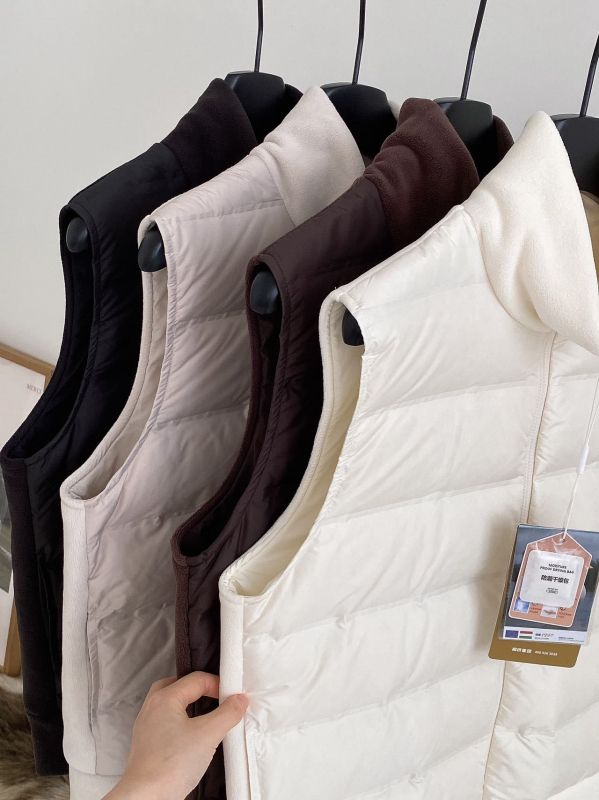 Ženski prsluk s perjem i fleece podstavnim okovom, zatvarač, poliester, debeli kroj, casual sportski stil, duljina 50–65 cm, jesen 2025