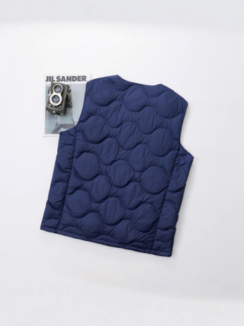 Мъжка пухена жилетка, лека и тънка, с кръгло деколте, едноредово закопчаване, пълнеж от бял патицов пух, подплата от найлон