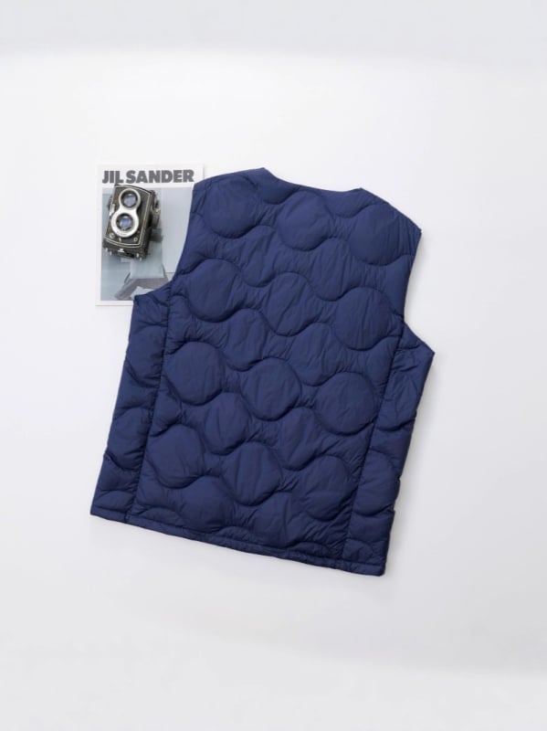 Мъжка пухена жилетка, лека и тънка, с кръгло деколте, едноредово закопчаване, пълнеж от бял патицов пух, подплата от найлон