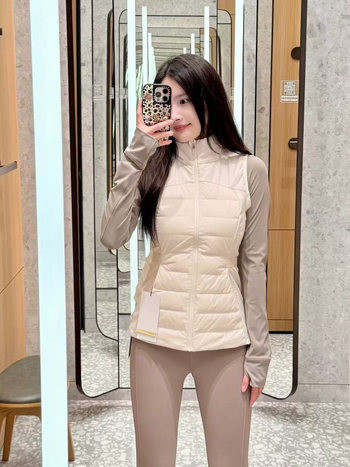 Ženski down vest, uska silueta, zatvarač, stojeći ovratnik, poliester tkanina, punilo bijeli patak 86–90%