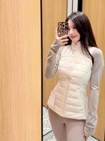 Ženski down vest, uska silueta, zatvarač, stojeći ovratnik, poliester tkanina, punilo bijeli patak 86–90%
