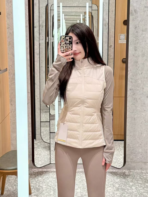 Ženski down vest, uska silueta, zatvarač, stojeći ovratnik, poliester tkanina, punilo bijeli patak 86–90%