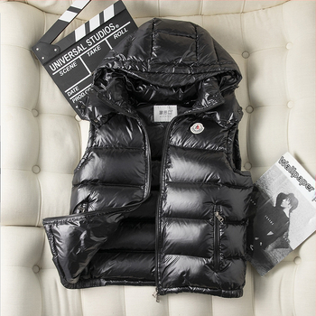 Unisex péřová vesta, krátky strih, kapucňa a zips, výplň: kačacie perie (Hrúbka: hrubá; Hlavný materiál: polymérové vlákno; Výplň: kačacie perie; Strih: rovný)