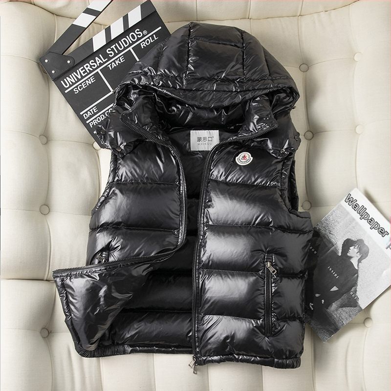 Unisex péřová vesta, krátky strih, kapucňa a zips, výplň: kačacie perie (Hrúbka: hrubá; Hlavný materiál: polymérové vlákno; Výplň: kačacie perie; Strih: rovný)