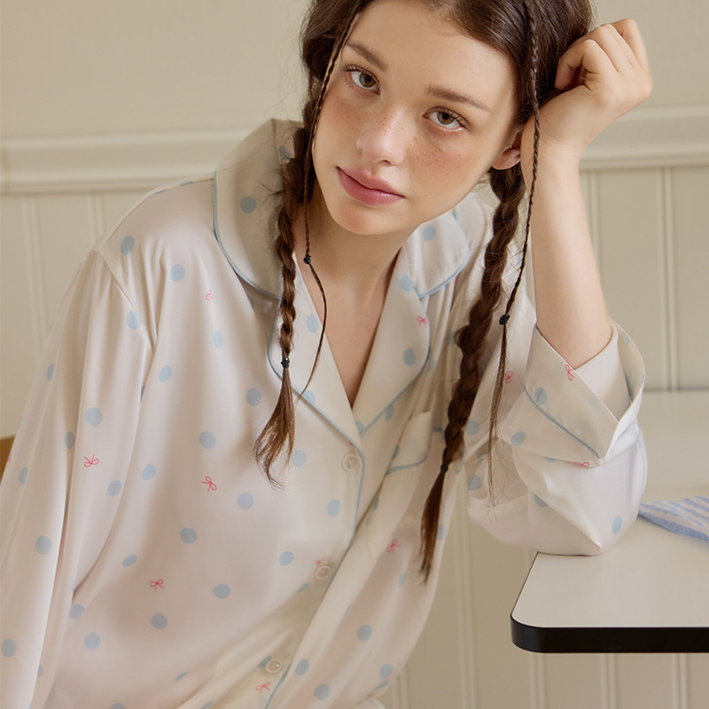 Naiste pijamakomplekt imiteeritud siidist täpilise mustriga – ultraõhuke 81–100 g/m2, polüester, V-kaelus