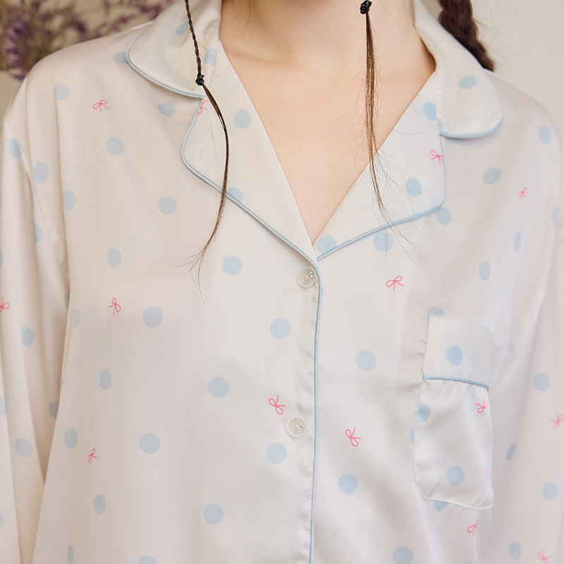 Naiste pijamakomplekt imiteeritud siidist täpilise mustriga – ultraõhuke 81–100 g/m2, polüester, V-kaelus