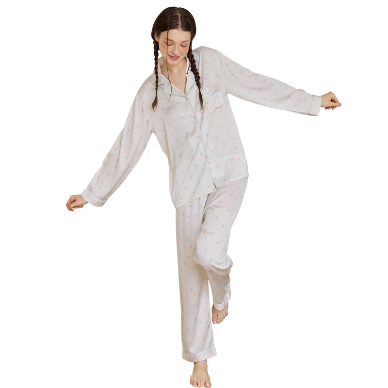 Naiste pijamakomplekt imiteeritud siidist täpilise mustriga – ultraõhuke 81–100 g/m2, polüester, V-kaelus