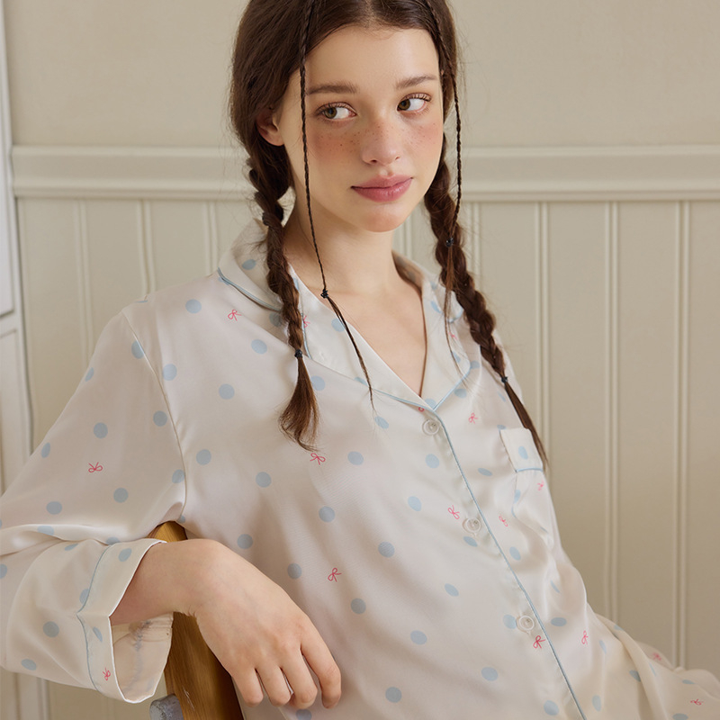 Naiste pijamakomplekt imiteeritud siidist täpilise mustriga – ultraõhuke 81–100 g/m2, polüester, V-kaelus