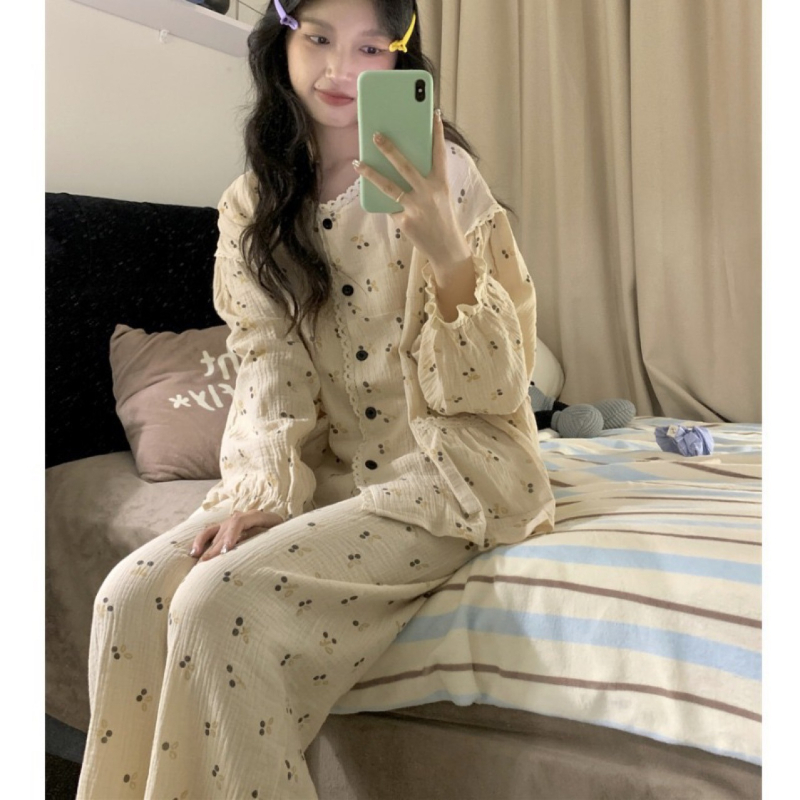 Polüestrist pitsiga pidžaamasegu, pikkade varrukatega, püksid ja taskud