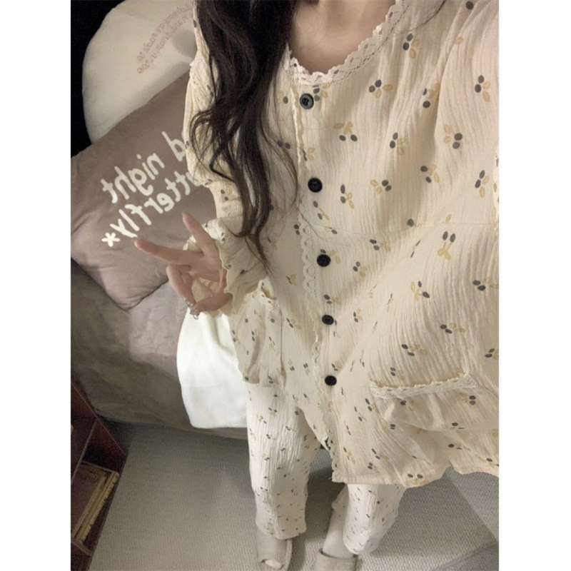 Polüestrist pitsiga pidžaamasegu, pikkade varrukatega, püksid ja taskud