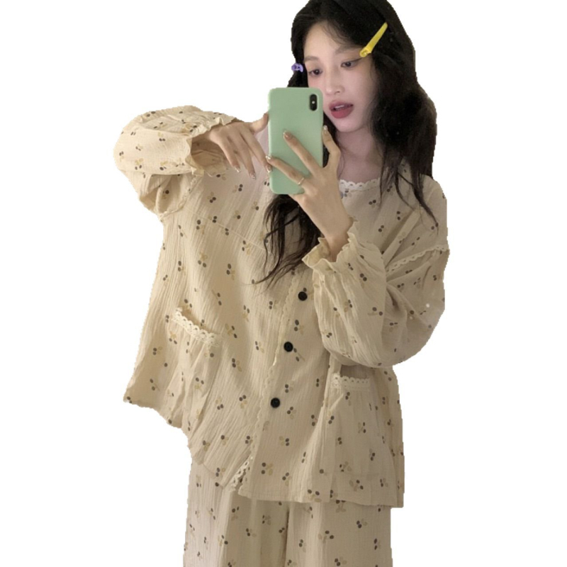 Polüestrist pitsiga pidžaamasegu, pikkade varrukatega, püksid ja taskud