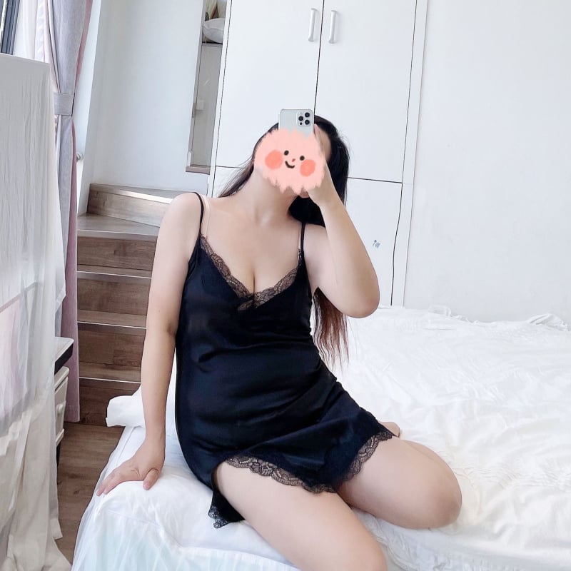 Noc de tip sling din Ice Silk, cu detalii de dantelă, fără mâneci, croială lejeră, respirabil