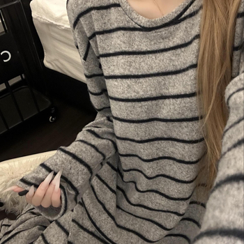 Kaksiosaline kapuutsiga pijamakomplekt, vaba minimalistlik stiil, ümmarguse kaelusega ja pikkade varrukatega, polüester 90–95%, 201–250 g/m²